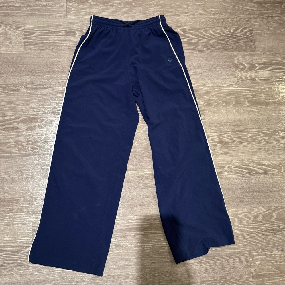 Lululemon navy blue track pants size 0
Hemmed to inseam 26
Fits petite / short